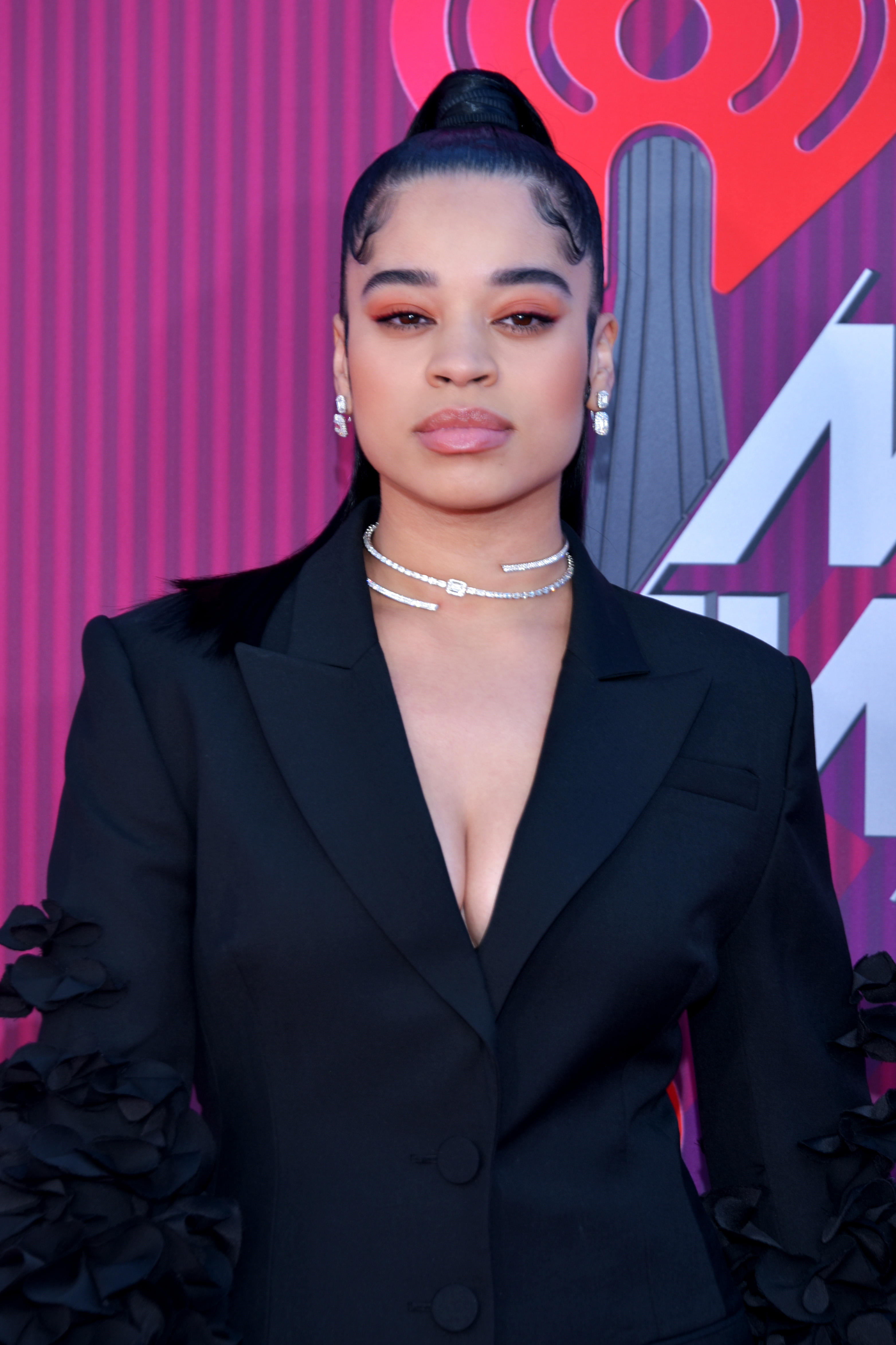 How tall is Ella Mai?